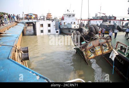 Am Mittwochmorgen in Manikganj, Bangladesch, am 27. Oktober 2021, sinkt eine Fähre im Fluss Padma mit einigen Transporten an Bord in der Nähe des No Ferry Terminals 5 in Paturia. (Foto von Sony Ramany/NurPhoto) Stockfoto