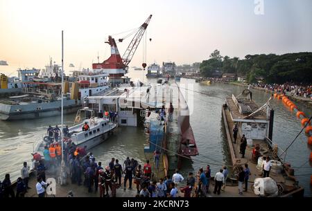 Am Mittwochmorgen in Manikganj, Bangladesch, am 27. Oktober 2021, sinkt eine Fähre im Fluss Padma mit einigen Transporten an Bord in der Nähe des No Ferry Terminals 5 in Paturia. (Foto von Sony Ramany/NurPhoto) Stockfoto