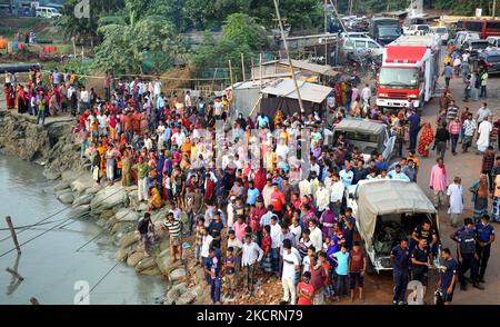 Am Mittwochmorgen in Manikganj, Bangladesch, am 27. Oktober 2021, sinkt eine Fähre im Fluss Padma mit einigen Transporten an Bord in der Nähe des No Ferry Terminals 5 in Paturia. (Foto von Sony Ramany/NurPhoto) Stockfoto