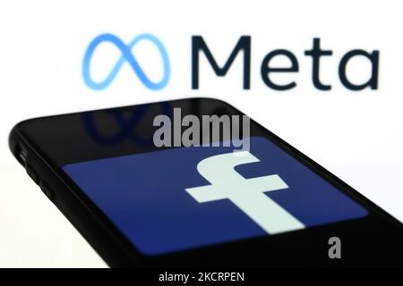 Das Meta-Logo, das auf einem Laptop-Bildschirm angezeigt wird, und das Logo der Facebook-App, das auf einem Telefonbildschirm angezeigt wird, sind auf diesem Illustrationsfoto zu sehen, das am 28. Oktober 2021 in Krakau, Polen, aufgenommen wurde. Mark Zuckerberg gab während der Facebook Connect-Veranstaltung bekannt, dass der neue Name des Facebook-Unternehmens Meta sein wird (Foto: Jakub Porzycki/NurPhoto) Stockfoto