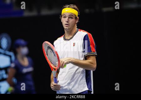 Taylor Fritz aus den Vereinigten Staaten reagiert während des Viertelfinalmatches der Männer beim ATP 250 St. Petersburg Open 2021 International Tennis Tournament gegen John Millman aus Australien in der Sibur Arena am 29. Oktober 2021 in St. Petersburg, Russland. (Foto von Mike Kireev/NurPhoto) Stockfoto