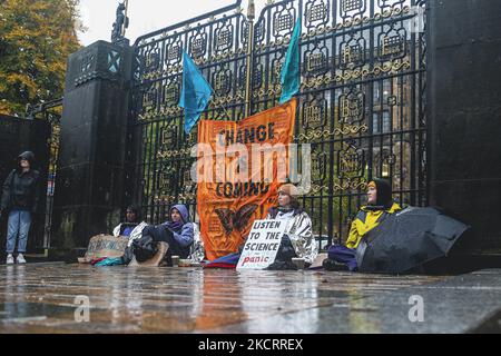 Vier Aktivisten der Extinction Rebellion Glasgow University sperren sich am 29. Oktober 2021 in Glasgow, Schottland, am Memorial Gate der University of Glasgow ein. Die Aktivisten fordern den Vizekanzler der Universität, Anton Muscatelli, auf, die Universität zur Umsetzung des UofG Green New Deal zu verpflichten, einschließlich aller sechzig Forderungen, die die angeblich unzähligen ökologisch zerstörerischen Praktiken der Universität beenden würden. (Foto von Ewan Bootman/NurPhoto) Stockfoto