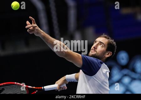 Marin Cilic aus Kroatien serviert den Ball an Roberto Bautista Agut aus Spanien während des Viertelfinalmatches der Männer beim ATP 250 St. Petersburg Open 2021 International Tennis Tournament in der Sibur Arena am 29. Oktober 2021 in Sankt Petersburg, Russland. (Foto von Mike Kireev/NurPhoto) Stockfoto