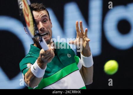 Roberto Bautista Agut aus Spanien gibt den Ball an Marin Cilic aus Kroatien während des Viertelfinalmatches der Männer beim ATP 250 St. Petersburg Open 2021 International Tennis Tournament in der Sibur Arena am 29. Oktober 2021 in Sankt Petersburg, Russland, zurück. (Foto von Mike Kireev/NurPhoto) Stockfoto