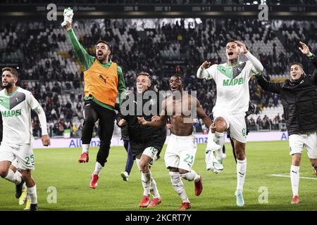 Sassuolo-Spieler feiern den Sieg nach dem Fußballspiel der Serie A n.10 JUVENTUS - SASSUOLO am 27. Oktober 2021 im Allianz-Stadion in Turin, Piemont, Italien. Endergebnis: Juventus-Sassuolo 1-2. (Foto von Matteo Bottanelli/NurPhoto) Stockfoto