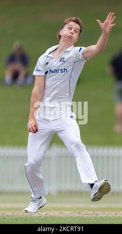 Mitchell Perry von Victoria bowls während des vierten Tages des Sheffield Shield-Spiels zwischen New South Wales und Victoria am 30. Oktober 2021 im Drummoyne Oval in Sydney, Australien. (Foto von Izhar Khan/NurPhoto) Stockfoto