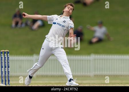 Mitchell Perry von Victoria bowls während des vierten Tages des Sheffield Shield-Spiels zwischen New South Wales und Victoria am 30. Oktober 2021 im Drummoyne Oval in Sydney, Australien. (Foto von Izhar Khan/NurPhoto) Stockfoto