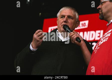 NRW-Minister für Arbeit, Gesundheit und Soziales Karl Josef Laumann spricht mit den Stahlarbeitern anlässlich der bundesweiten Demo-Forderung nach einem fairen Übergang zur grünen Energie in Duisburg am 29. Oktober 2021 (Foto: Ying Tang/NurPhoto) Stockfoto