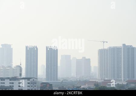 Eine allgemeine Ansicht zeigt Hochhäuser unter rauchigen Bedingungen aufgrund der Luftverschmutzung in Bangkok, Thailand, 30. Oktober 2021. (Foto von Anusak Laowias/NurPhoto) Stockfoto