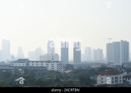 Eine allgemeine Ansicht zeigt Hochhäuser unter rauchigen Bedingungen aufgrund der Luftverschmutzung in Bangkok, Thailand, 30. Oktober 2021. (Foto von Anusak Laowias/NurPhoto) Stockfoto