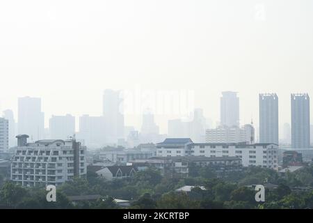 Eine allgemeine Ansicht zeigt Hochhäuser unter rauchigen Bedingungen aufgrund der Luftverschmutzung in Bangkok, Thailand, 30. Oktober 2021. (Foto von Anusak Laowias/NurPhoto) Stockfoto