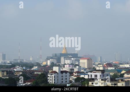 Eine allgemeine Ansicht zeigt Hochhäuser unter rauchigen Bedingungen aufgrund der Luftverschmutzung in Bangkok, Thailand, 30. Oktober 2021. (Foto von Anusak Laowias/NurPhoto) Stockfoto