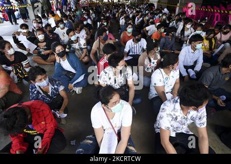 Wanderarbeiter warten darauf, während einer Impfung für Wanderarbeitnehmer in Bangkok, Thailand, am 30. Oktober 2021, eine Dosis Sinovac-Impfstoff gegen COVID-19 verabreicht zu bekommen. (Foto von Anusak Laowias/NurPhoto) Stockfoto