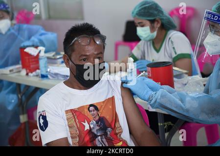 Ein Wanderarbeitnehmer erhält eine Dosis Sinovac-Impfstoff gegen COVID-19 während einer Impfung für Wanderarbeitnehmer in Bangkok, Thailand, am 30. Oktober 2021. (Foto von Anusak Laowias/NurPhoto) Stockfoto