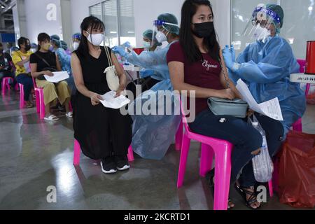 Ein Wanderarbeitnehmer erhält eine Dosis Sinovac-Impfstoff gegen COVID-19 während einer Impfung für Wanderarbeitnehmer in Bangkok, Thailand, am 30. Oktober 2021. (Foto von Anusak Laowias/NurPhoto) Stockfoto