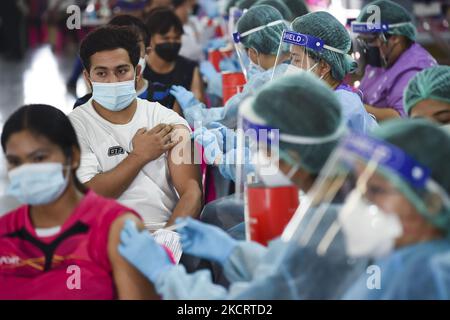 Ein Wanderarbeitnehmer erhält eine Dosis Sinovac-Impfstoff gegen COVID-19 während einer Impfung für Wanderarbeitnehmer in Bangkok, Thailand, am 30. Oktober 2021. (Foto von Anusak Laowias/NurPhoto) Stockfoto