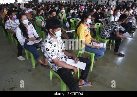 Wanderarbeiter warten darauf, während einer Impfung für Wanderarbeitnehmer in Bangkok, Thailand, am 30. Oktober 2021, eine Dosis Sinovac-Impfstoff gegen COVID-19 verabreicht zu bekommen. (Foto von Anusak Laowias/NurPhoto) Stockfoto