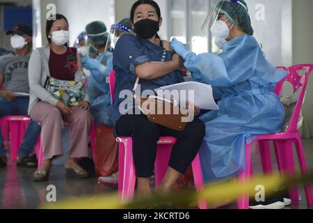 Ein Wanderarbeitnehmer erhält eine Dosis Sinovac-Impfstoff gegen COVID-19 während einer Impfung für Wanderarbeitnehmer in Bangkok, Thailand, am 30. Oktober 2021. (Foto von Anusak Laowias/NurPhoto) Stockfoto