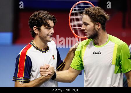 Taylor Fritz (L) aus den Vereinigten Staaten und Jan-Lennard Struff aus Deutschland nach dem Halbfinalspiel der Herren beim ATP 250 St. Petersburg Open 2021 International Tennis Tournament in der Sibur Arena am 30. Oktober 2021 in Sankt Petersburg, Russland. (Foto von Mike Kireev/NurPhoto) Stockfoto