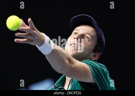 Botic van de Zandschulp aus den Niederlanden serviert den Ball an Marin Cilic aus Kroatien während des Halbfinalmatches der Herren beim ATP 250 St. Petersburg Open 2021 International Tennis Tournament in der Sibur Arena am 30. Oktober 2021 in Sankt Petersburg, Russland. (Foto von Mike Kireev/NurPhoto) Stockfoto