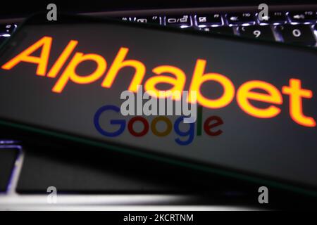 Das Alphabet-Logo, das auf einem Telefonbildschirm angezeigt wird, und das Google-Logo, das auf diesem Gerät abgebildet ist, sind auf diesem Illustrationsfoto zu sehen, das am 30. Oktober 2021 in Krakau, Polen, aufgenommen wurde. (Foto von Jakub Porzycki/NurPhoto) Stockfoto