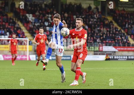 Joe Gray von Hartlepool United kämpft am Samstag, den 30.. Oktober 2021, im Matchroom Stadium in London um den Besitz von Craig Clay von Leyton Orient während des Sky Bet League 2-Spiels zwischen Leyton Orient und Hartlepool United. (Foto von Ivan Yordanov/MI News/NurPhoto) Stockfoto