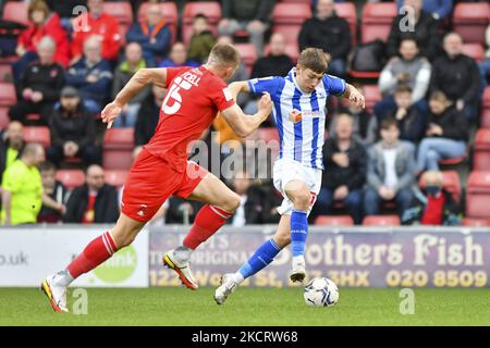 Joe Gray von Hartlepool United kämpft am Samstag, den 30.. Oktober 2021, im Matchroom Stadium in London um den Besitz von Alex Mitchell von Leyton Orient während des Sky Bet League 2-Spiels zwischen Leyton Orient und Hartlepool United. (Foto von Ivan Yordanov/MI News/NurPhoto) Stockfoto