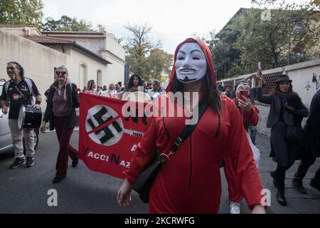 Die Gegner des Grünen Passes Italiens aus der Toskana versammelten sich am 30. Oktober 2021 in Pisa, Italien. Eintausend Anti-Impfstoff-Aktivisten gingen durch die Straßen von Pisa, um den Grünen Pass anzufechten, den italienischen Gesundheitspass, der von den Beschäftigten einen staatlich ausgestellten Impfnachweis verlangt. (Foto von Enrico Mattia Del Punta/NurPhoto) Stockfoto