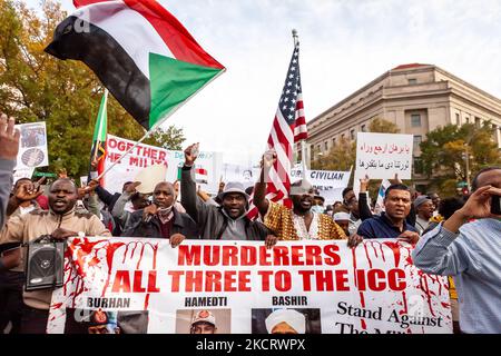 Während eines Protestes gegen den Militärputsch im Sudan marschieren Demonstranten auf der Pennsylvania Avenue entlang. Tausende von Menschen aus der gesamten Ostküste der USA kamen nach Washington, um an der Demonstration teilzunehmen und sich mit Zehntausenden Protestierenden im Sudan zu solidarisieren. (Foto von Allison Bailey/NurPhoto) Stockfoto