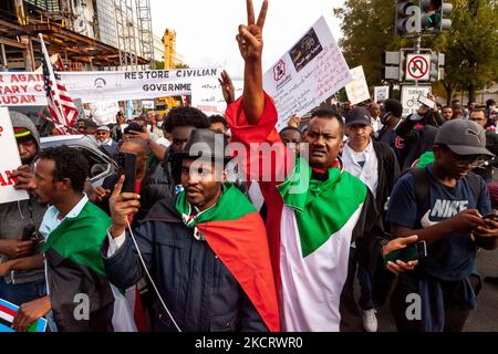 Während eines Protestes gegen den Militärputsch im Sudan marschieren Demonstranten auf der Pennsylvania Avenue entlang. Tausende von Menschen aus der gesamten Ostküste der USA kamen nach Washington, um an der Demonstration teilzunehmen und sich mit Zehntausenden Protestierenden im Sudan zu solidarisieren. (Foto von Allison Bailey/NurPhoto) Stockfoto