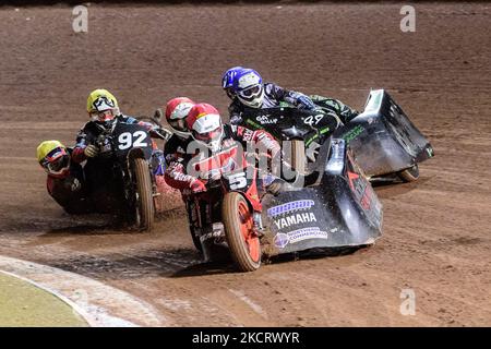 Mick Cave & Bradley Steer (Rot) führt Gareth Winterburn & Bradley Atkinson (Blau) und Paul Whitelam & Richard Webb (Gelb) während des Manchester Masters Sidecar Speedway und Flat Track Racing im National Speedway Stadium, Manchester, am Samstag, den 30.. Oktober 2021 an. (Phobo von Ian Charles/MI News/NurPhoto) Stockfoto