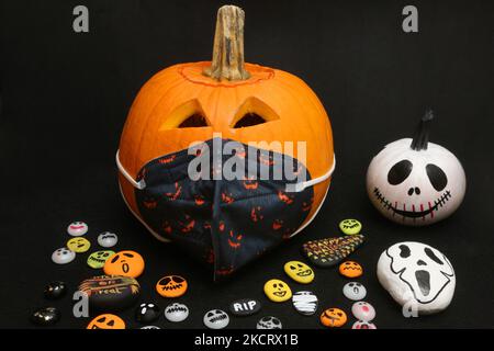 Nahaufnahme einer Jack-o'-Laterne mit KN95 Gesichtsmaske während der neuartigen Coronavirus (COVID-19) Pandemie am Tag vor Halloween in Toronto, Ontario, Kanada. Am 30. Oktober 2021. (Foto von Creative Touch Imaging Ltd./NurPhoto) Stockfoto