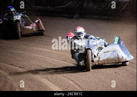 Gareth Winterburn & Bradley Atkinson (Rot) führen Paul Whitelam & Richard Webb (Blau) während des Manchester Masters Sidecar Speedway und Flat Track Racing im National Speedway Stadium, Manchester, am Samstag, den 30.. Oktober 2021. (Phobo von Ian Charles/MI News/NurPhoto) Stockfoto