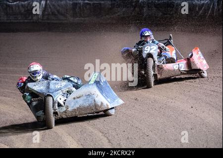 Gareth Winterburn & Bradley Atkinson (Rot) führen Paul Whitelam & Richard Webb (Blau) während des Manchester Masters Sidecar Speedway und Flat Track Racing im National Speedway Stadium, Manchester, am Samstag, den 30.. Oktober 2021. (Phobo von Ian Charles/MI News/NurPhoto) Stockfoto
