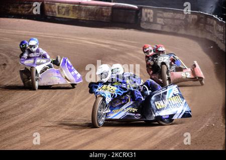 Matt Tyrell & Liam Brown (Weiß) führen Paul Whitelam & Richard Webb (Rot) und Simon Beaney & Sam Heath (Blau) während des Manchester Masters Sidecar Speedway und Flat Track Racing im National Speedway Stadium, Manchester, am Samstag, den 30.. Oktober 2021 an. (Phobo von Ian Charles/MI News/NurPhoto) Stockfoto