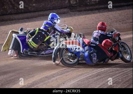 Paul Whitelam und Richard Webb (Red) versuchen sich am Samstag, dem 30.. Oktober 2021, während des Manchester Masters Sidecar Speedway und Flat Track Racing im National Speedway Stadium, Manchester, an Simon Beaney und Sam Heath (Blue) zu vorbeidrängen. (Phobo von Ian Charles/MI News/NurPhoto) Stockfoto