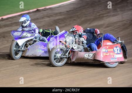 Paul Whitelam & Richard Webb (Rot) vor Simon Beaney & Sam Heath (Blau) während des Manchester Masters Sidecar Speedway und Flat Track Racing im National Speedway Stadium, Manchester, am Samstag, den 30.. Oktober 2021. (Phobo von Ian Charles/MI News/NurPhoto) Stockfoto