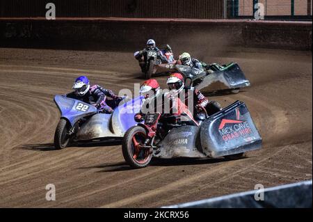 Mick Cave & Bradley Steer (Rot) führen will Penfold & Ricky Pay (Blau) Gareth Winterburn & Bradley Atkinson (Gelb) und Paul Whitelam & Richard Webb (Weiß) im letzten Halbfinale der Chance während des Manchester Masters Sidecar Speedway und Flat Track Racing im National Speedway Stadium, Manchester am Samstag, den 30.. Oktober 2021. (Phobo von Ian Charles/MI News/NurPhoto) Stockfoto