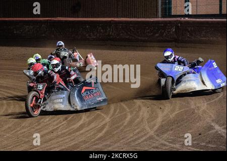 Mick Cave & Bradley Steer (Rot) führen will Penfold & Ricky Pay (Blau) Gareth Winterburn & Bradley Atkinson (Gelb) und Paul Whitelam & Richard Webb (Weiß) im letzten Halbfinale der Chance während des Manchester Masters Sidecar Speedway und Flat Track Racing im National Speedway Stadium, Manchester am Samstag, den 30.. Oktober 2021. (Phobo von Ian Charles/MI News/NurPhoto) Stockfoto