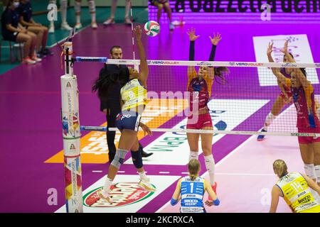 Die Spitze von OMORUYI LOVETH OGHOSASERE (Imoco Volley Conegliano) während des Volleyball Italian Serie A1 Frauenspiels Vero Volley Monza gegen Imoco Volley Conegliano am 30. Oktober 2021 in der Arena di Monza in Monza (MB), Italien (Foto by Valerio Origo/LiveMedia/NurPhoto) Stockfoto