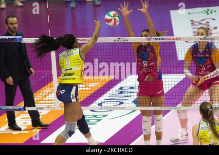 Die Spitze von OMORUYI LOVETH OGHOSASERE (Imoco Volley Conegliano) während des Volleyball Italian Serie A1 Frauenspiels Vero Volley Monza gegen Imoco Volley Conegliano am 30. Oktober 2021 in der Arena di Monza in Monza (MB), Italien (Foto by Valerio Origo/LiveMedia/NurPhoto) Stockfoto