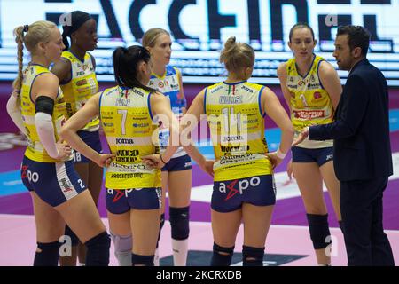 DANIELE SANTARELLI (Trainer Imoco Conegliano) mit Team während der Auszeit während der Volleyball Italian Serie A1 Frauen Spiel Vero Volley Monza gegen Imoco Volley Conegliano am 30. Oktober 2021 in der Arena di Monza in Monza (MB), Italien (Foto by Valerio Origo/LiveMedia/NurPhoto) Stockfoto