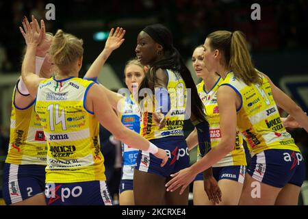 Das Glück von PAOLA EGONU (Imoco Conegliano) und Teamkollegen beim Volleyball Italian Serie A1 Frauen-Match Vero Volley Monza gegen Imoco Volley Conegliano am 30. Oktober 2021 in der Arena di Monza in Monza (MB), Italien (Foto: Valerio Origo/LiveMedia/NurPhoto) Stockfoto