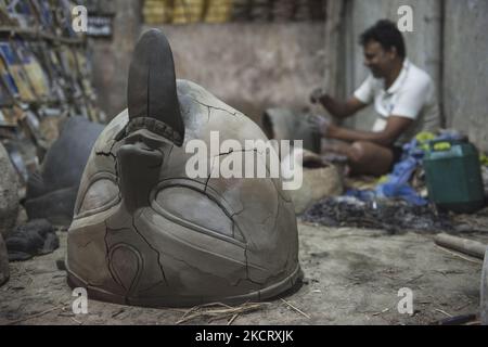 Ein Lehmkopf eines Idols wird in einer Werkstatt in Kumartuli zum Trocknen aufbewahrt, als Vorbereitung zur Herstellung von Idolen der Göttin Kali in Kalkata, Indien, am 30. Oktober 2021 (Foto von Sukhomoy Sen/NurPhoto) Stockfoto