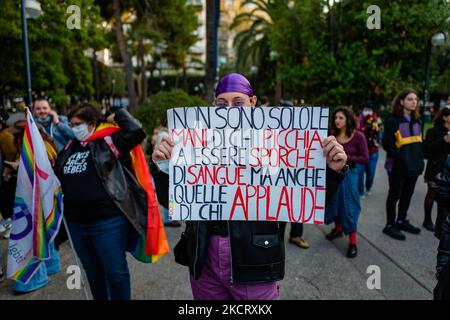 Protestierende in Bari auf der Piazza Umberto I zeigen ein Schild nach der Abschaffung der DDL ZAN am 30. Oktober 2021. Der Protest nach der Beendigung des Gesetzes gegen Homotransphobie eine Woche nach dem Stolz kehrt die LGBTQI + World in Bari zur gleichen Zeit wie 43 andere Plätze in Italien auf die Straße zurück, um gegen die Beendigung des Zan-Gesetzes zu protestieren. Auf der Piazza Umberto, im Zentrum von Bari vor dem Hauptsitz der Universität, gingen mehr als 500 mit Regenbogenfahnen auf den Platz (Foto: Davide Pischettola/NurPhoto) Stockfoto