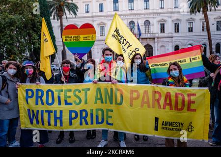 Demonstranten in Bari auf der Piazza Umberto I zeigen ein Schild nach der Abschaffung der DDL ZAN am 30. Oktober 2021. Der Protest nach der Beendigung des Gesetzes gegen Homotransphobie eine Woche nach dem Stolz kehrt die LGBTQI + World in Bari zur gleichen Zeit wie 43 andere Plätze in Italien auf die Straße zurück, um gegen die Beendigung des Zan-Gesetzes zu protestieren. Auf der Piazza Umberto, im Zentrum von Bari vor dem Hauptsitz der Universität, gingen mehr als 500 mit Regenbogenfahnen auf den Platz (Foto: Davide Pischettola/NurPhoto) Stockfoto