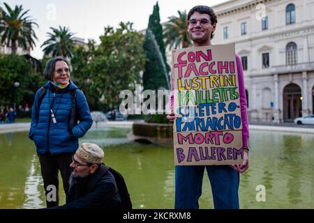 Protestierende in Bari auf der Piazza Umberto I zeigen ein Schild nach der Abschaffung der DDL ZAN am 30. Oktober 2021. Der Protest nach der Beendigung des Gesetzes gegen Homotransphobie eine Woche nach dem Stolz kehrt die LGBTQI + World in Bari zur gleichen Zeit wie 43 andere Plätze in Italien auf die Straße zurück, um gegen die Beendigung des Zan-Gesetzes zu protestieren. Auf der Piazza Umberto, im Zentrum von Bari vor dem Hauptsitz der Universität, gingen mehr als 500 mit Regenbogenfahnen auf den Platz (Foto: Davide Pischettola/NurPhoto) Stockfoto