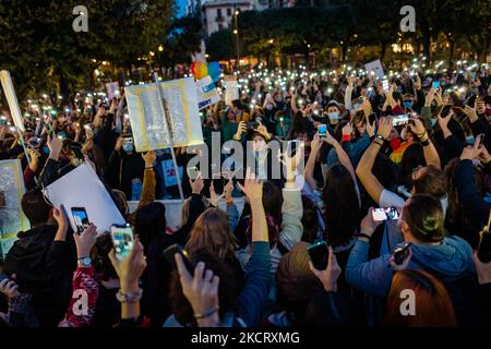 Demonstranten in Bari auf der Piazza Umberto I protestieren nach der Abschaffung der DDL ZAN am 30. Oktober 2021. Der Protest nach der Beendigung des Gesetzes gegen Homotransphobie eine Woche nach dem Stolz kehrt die LGBTQI + World in Bari zur gleichen Zeit wie 43 andere Plätze in Italien auf die Straße zurück, um gegen die Beendigung des Zan-Gesetzes zu protestieren. Auf der Piazza Umberto, im Zentrum von Bari vor dem Hauptsitz der Universität, gingen mehr als 500 mit Regenbogenfahnen auf den Platz (Foto: Davide Pischettola/NurPhoto) Stockfoto