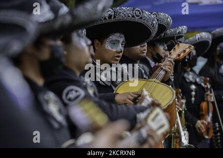 Eine Mariachi-Gruppe singt am 30. Oktober 2021 bei der Zeremonie zum Tag der Toten (Dios de los Muertos). Fundación MIXTECA präsentierte Tanz, Altar und Kostüm im Rahmen der Feier in Brooklyn, New York. (Foto von Deccio Serrano/NurPhoto) Stockfoto