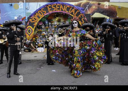 Eine Mariachi-Gruppe singt am 30. Oktober 2021 bei der Zeremonie zum Tag der Toten (Dios de los Muertos). Fundación MIXTECA präsentierte Tanz, Altar und Kostüm im Rahmen der Feier in Brooklyn, New York. (Foto von Deccio Serrano/NurPhoto) Stockfoto